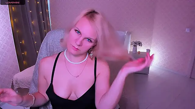 Snapshot of Louisa_Bay chatting on 01.24.25 Louisa Bay online show from 01.24.25