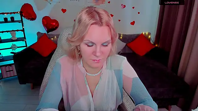 Snapshot of Louisa_Bay chatting on 02.11.25 Louisa Bay online show from 02.11.25