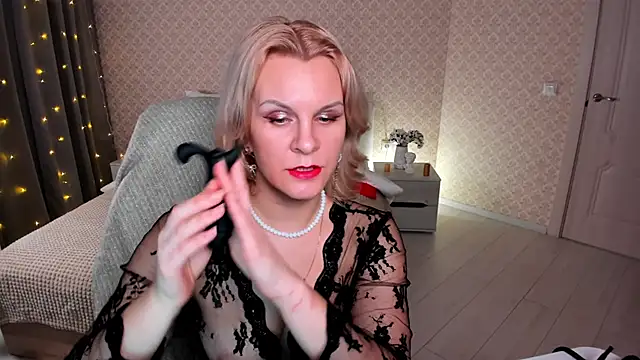 Snapshot of Louisa_Bay chatting on 03.04.25 Louisa Bay online show from 03.04.25