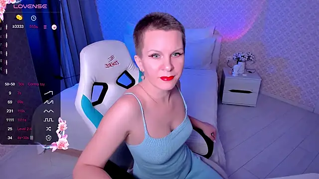 Snapshot of Louisa_Bay chatting on 11.28.25 Louisa Bay online show from 11.28.25