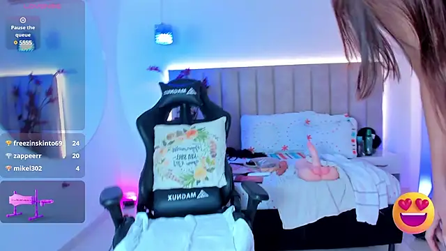 Snapshot of LizSheibaum chatting on 02.07.25 LizSheibaum online show from 02.07.25