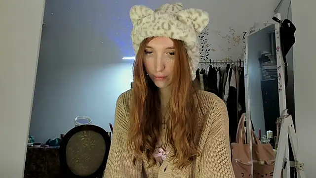 Snapshot of LisaIcon chatting on 11.28.25 LisaIcon online show from 11.28.25