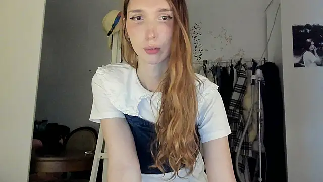 Snapshot of LisaIcon chatting on 06.15.26 LisaIcon online show from 06.15.26