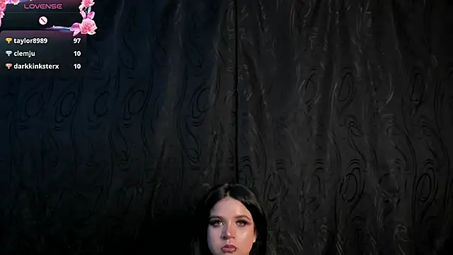 Snapshot of Kylie-fox chatting on 02.15.25 Kylie-fox online show from 02.15.25