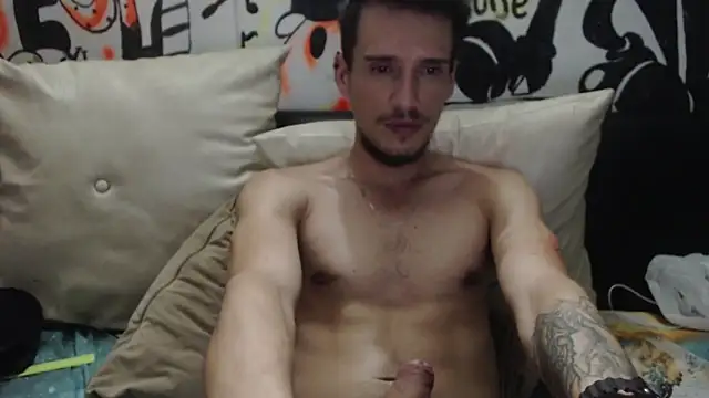 Snapshot of roystonee01 chatting on 10.18.25 roystonee01 online show from 10.18.25