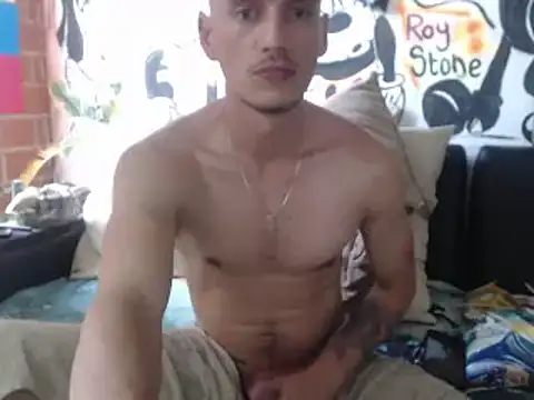 Snapshot of roystonee01 chatting on 10.28.25 roystonee01 online show from 10.28.25