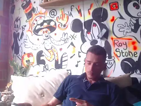 Snapshot of roystonee01 chatting on 11.05.25 roystonee01 online show from 11.05.25