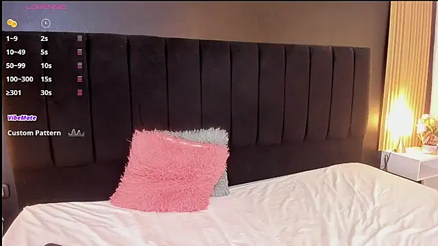 Snapshot of sweetsofia18 chatting on 10.24.25 sweetsofia18 online show from 10.24.25