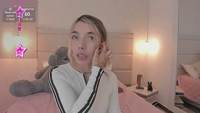 Mollymoon1 online show from 12.02.25