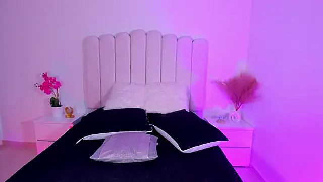 Snapshot of Sarajonnes chatting on 03.12.25 Sarajonnes online show from 03.12.25