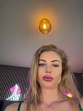 Snapshot of MilaMaaay chatting on 06.16.26 MilaMaaay online show from 06.16.26