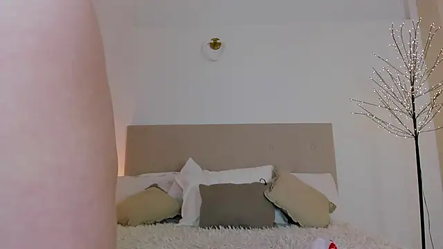 Snapshot of L1ittle_kitty_ chatting on 02.05.25 L1ittle kitty online show from 02.05.25