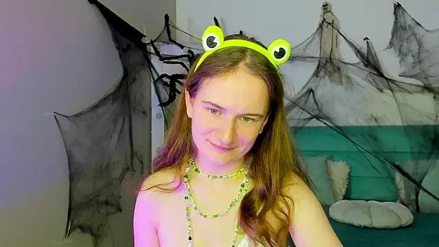 Snapshot of L1ittle_kitty_ chatting on 10.27.25 L1ittle kitty online show from 10.27.25