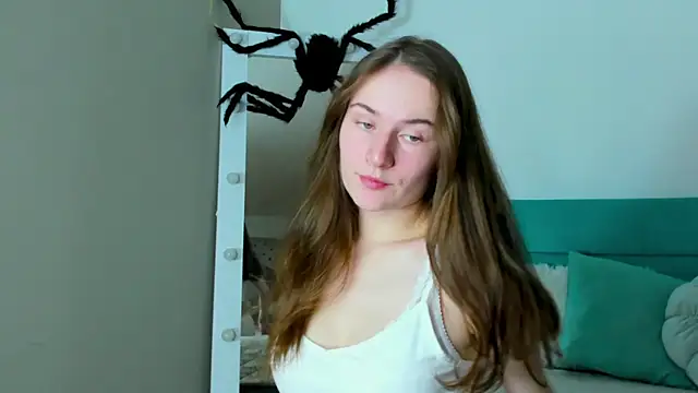 Snapshot of L1ittle_kitty_ chatting on 11.08.25 L1ittle kitty online show from 11.08.25