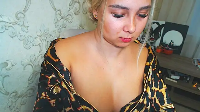 Snapshot of DolphinDreams chatting on 11.12.25 DolphinDreams online show from 11.12.25