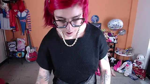 Snapshot of MissMiia2 chatting on 02.05.25 MissMiia2 online show from 02.05.25