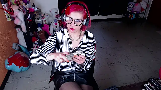 Snapshot of MissMiia2 chatting on 02.07.25 MissMiia2 online show from 02.07.25