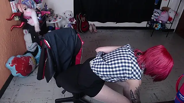 Snapshot of MissMiia2 chatting on 02.13.25 MissMiia2 online show from 02.13.25