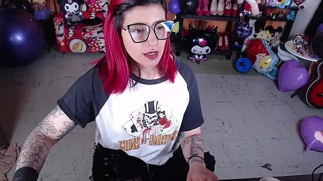 Snapshot of MissMiia2 chatting on 09.18.25 MissMiia2 online show from 09.18.25