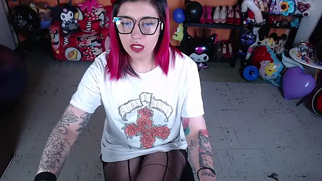 Snapshot of MissMiia2 chatting on 09.21.25 MissMiia2 online show from 09.21.25