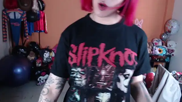 Snapshot of MissMiia2 chatting on 10.18.25 MissMiia2 online show from 10.18.25