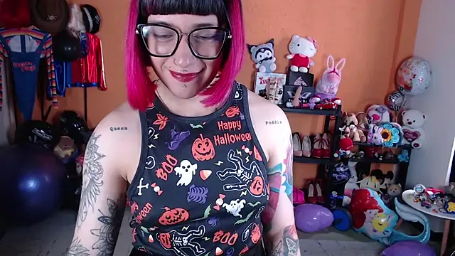 Snapshot of MissMiia2 chatting on 10.20.25 MissMiia2 online show from 10.20.25