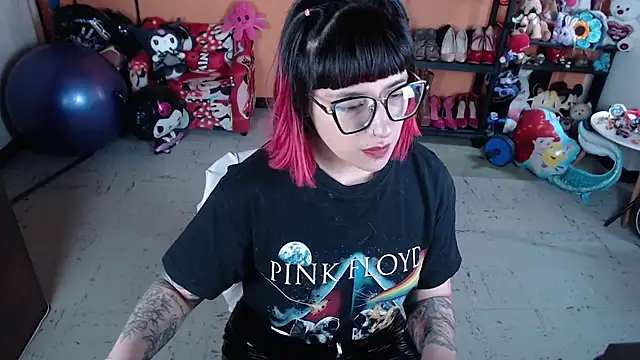 Snapshot of MissMiia2 chatting on 10.29.25 MissMiia2 online show from 10.29.25