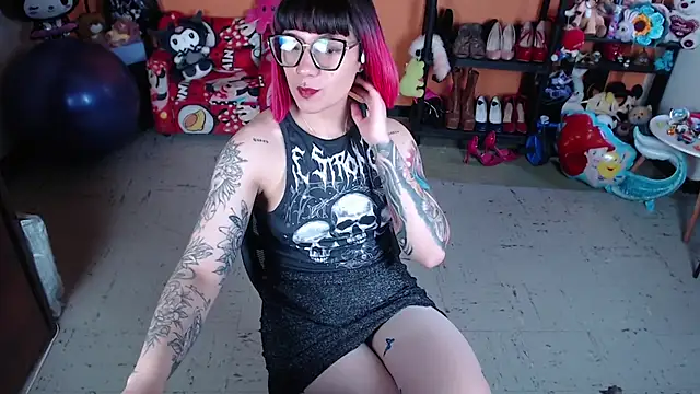 Snapshot of MissMiia2 chatting on 11.10.25 MissMiia2 online show from 11.10.25