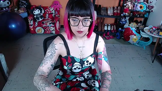 Snapshot of MissMiia2 chatting on 11.12.25 MissMiia2 online show from 11.12.25