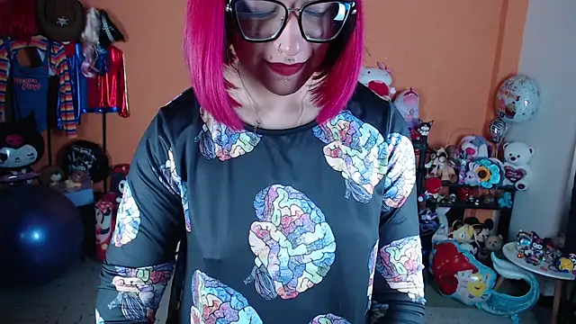 Snapshot of MissMiia2 chatting on 11.21.25 MissMiia2 online show from 11.21.25