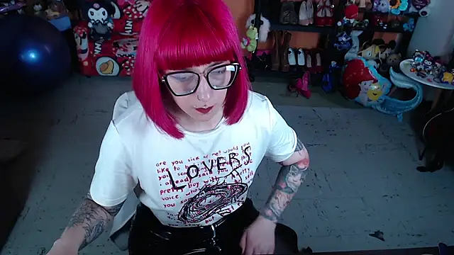 Snapshot of MissMiia2 chatting on 11.26.25 MissMiia2 online show from 11.26.25