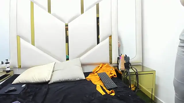 Criistaal  online show from 12.26.24