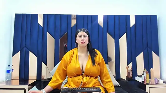 Criistaal  online show from 02.16.25