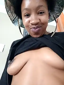 Snapshot of CocoSexyBabe chatting on 02.05.25 CocoSexyBabe online show from 02.05.25