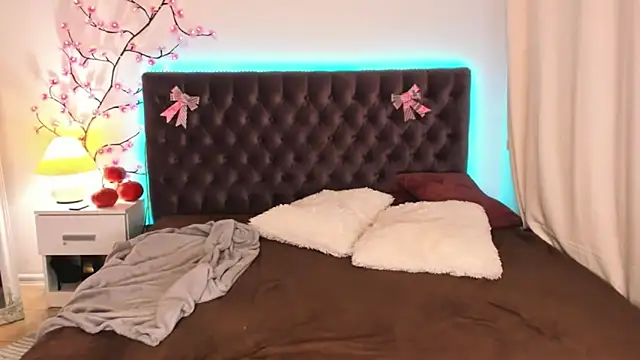 Snapshot of CurlyDreams chatting on 11.13.25 CurlyDreams online show from 11.13.25