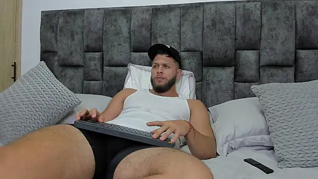 Snapshot of BastianFerrari chatting on 12.21.24 BastianFerrari online show from 12.21.24