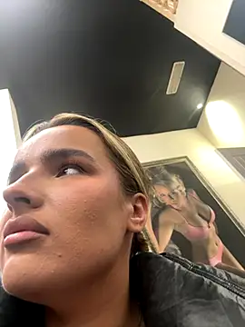 Snapshot of maisiesmithx chatting on 10.12.25 maisiesmithx online show from 10.12.25