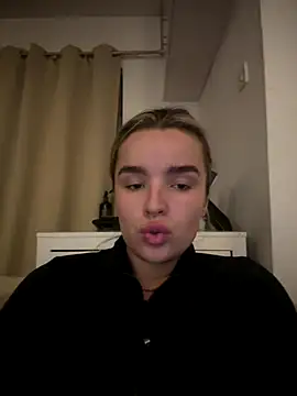 Snapshot of maisiesmithx chatting on 10.26.25 maisiesmithx online show from 10.26.25