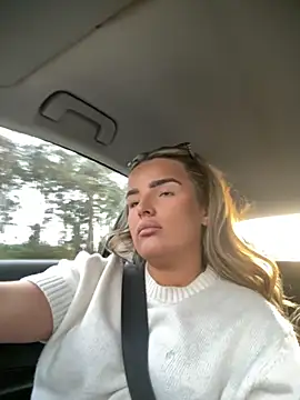 Snapshot of maisiesmithx chatting on 10.27.25 maisiesmithx online show from 10.27.25