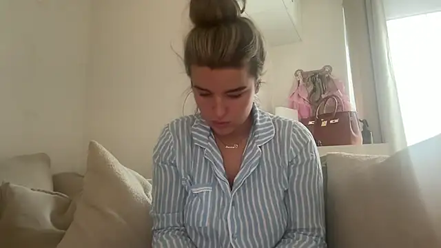 Snapshot of maisiesmithx chatting on 10.28.25 maisiesmithx online show from 10.28.25