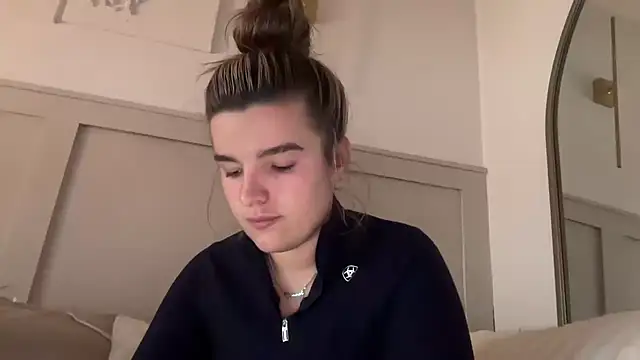 Snapshot of maisiesmithx chatting on 11.21.25 maisiesmithx online show from 11.21.25