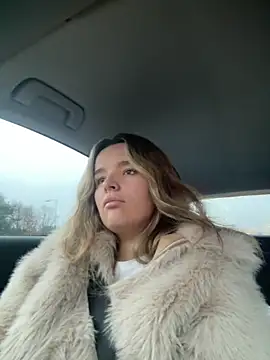 Snapshot of maisiesmithx chatting on 12.16.25 maisiesmithx online show from 12.16.25