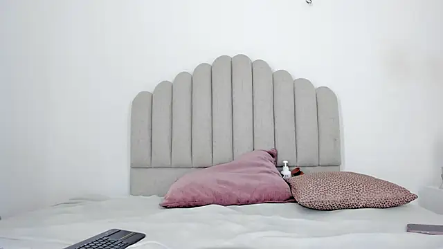 Nikki Angel  online show from 02.05.25