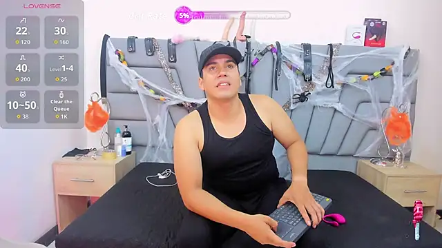 Snapshot of Vale_n_Matt chatting on 10.19.25 Vale n Matt online show from 10.19.25