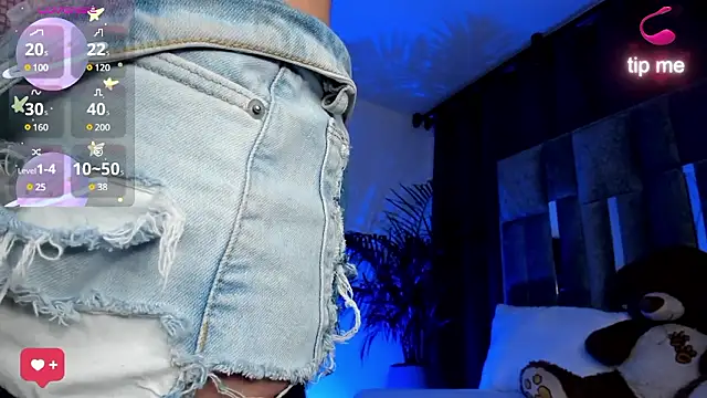 Snapshot of sue___0 chatting on 12.07.24 sue 0 online show from 12.07.24