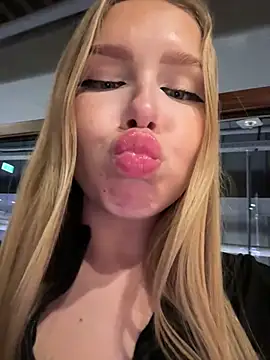 Snapshot of mur_girl chatting on 12.03.24 mur girl online show from 12.03.24