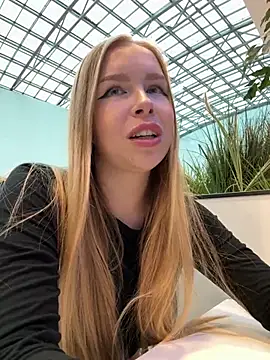 Snapshot of mur_girl chatting on 12.24.24 mur girl online show from 12.24.24