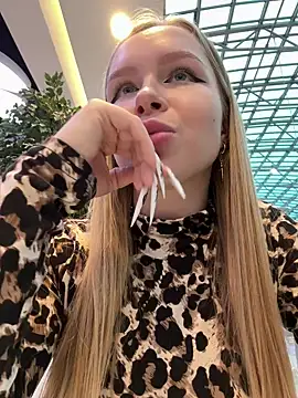 Snapshot of mur_girl chatting on 01.14.25 mur girl online show from 01.14.25