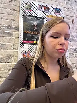 Snapshot of mur_girl chatting on 10.31.25 mur girl online show from 10.31.25