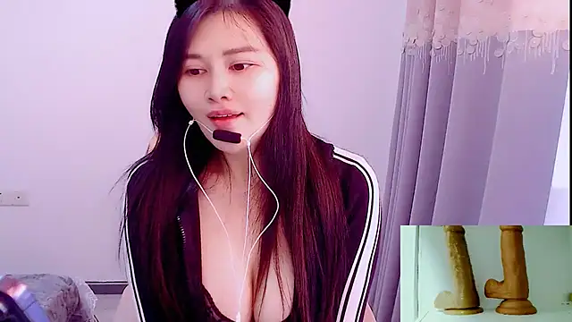 Snapshot of Little-sweet chatting on 12.15.25 Little-sweet online show from 12.15.25